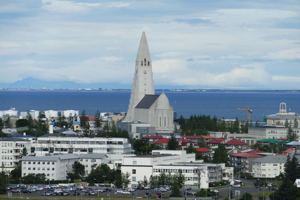 Исландия рядом: панорамный вид на Рейкьявик и церковь Хадльгримскиркья
