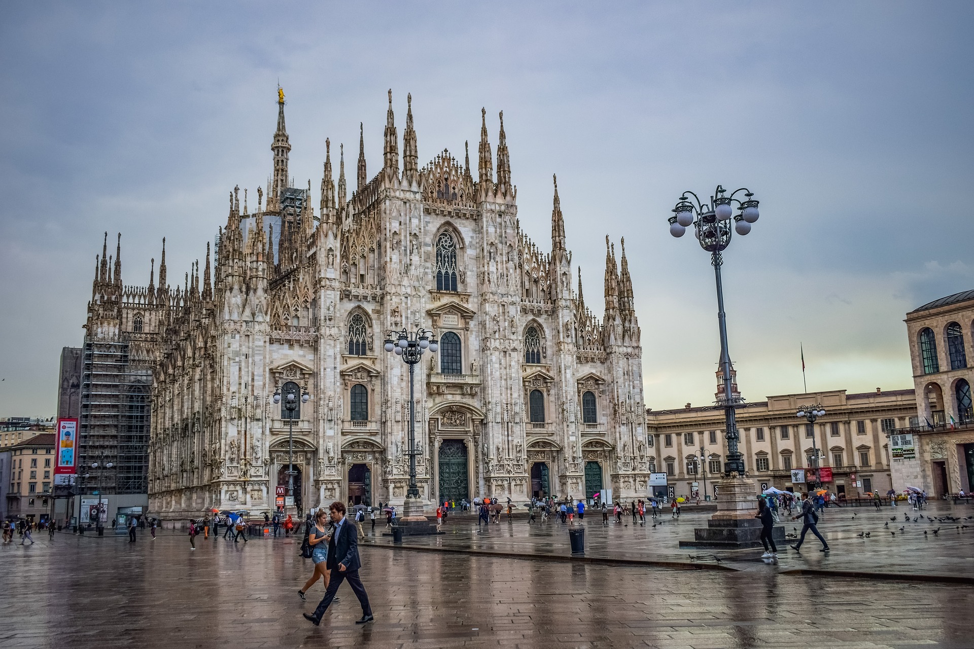 Milano italy. Миланский собор Дуомо Милан Италия. Кафедральный собор Милана. Милан храм Дуомо. Милан площадь Дуомо.